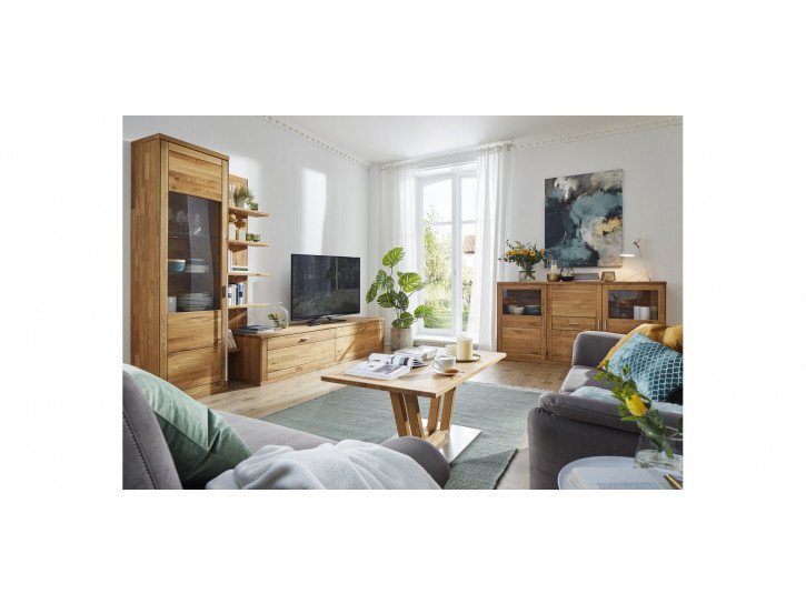 Holzmöbel in Wohnzimmer mit heller Wand
