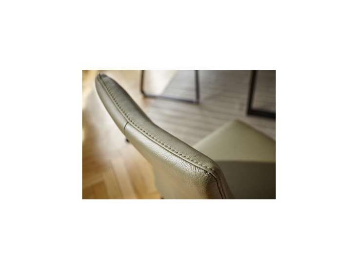 f37d298d58d1a71ef9d94c18a3d333906c98fd5a Global stuhl carmelo leder zypresse detailbild