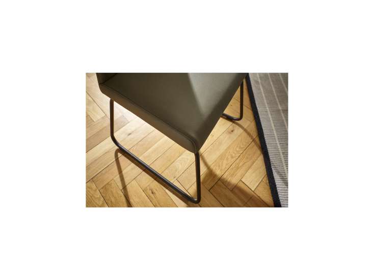 f3951e00c1b8db99ed2e38016297fad93e16bc78 Global stuhl carmelo leder zypresse detailbild3