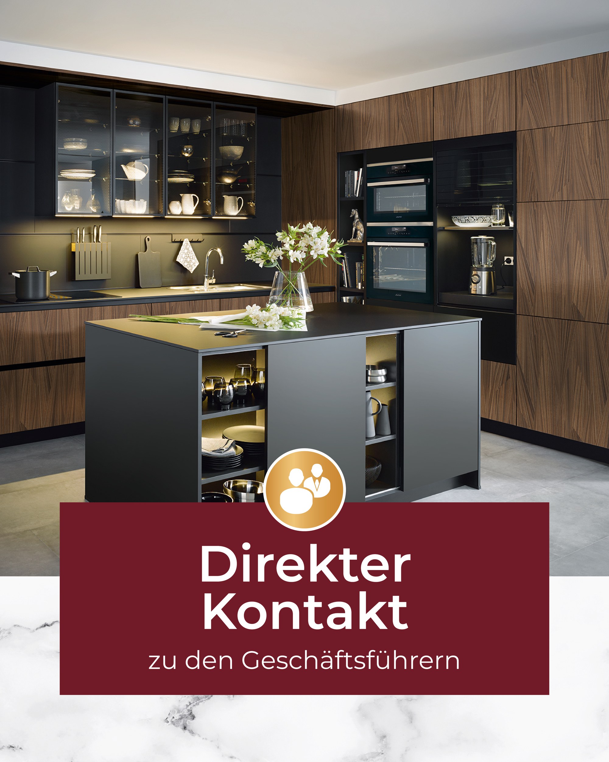 Dunkle Designküche mit Kochinsel und Glasvitrinen – Hinweis auf direkten Kontakt zu den Geschäftsführern