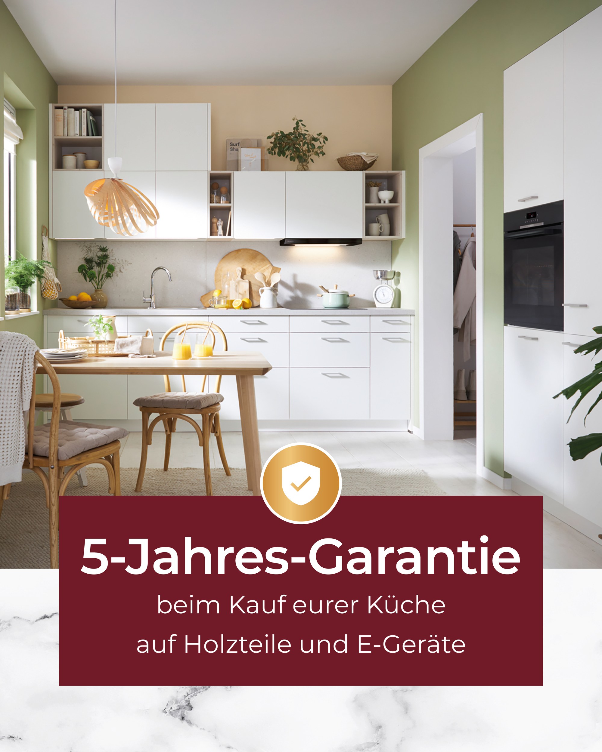 Helle Küche mit Holzstühlen und Essplatz – Hinweis auf 5-Jahres-Garantie auf Holzteile und Elektrogeräte