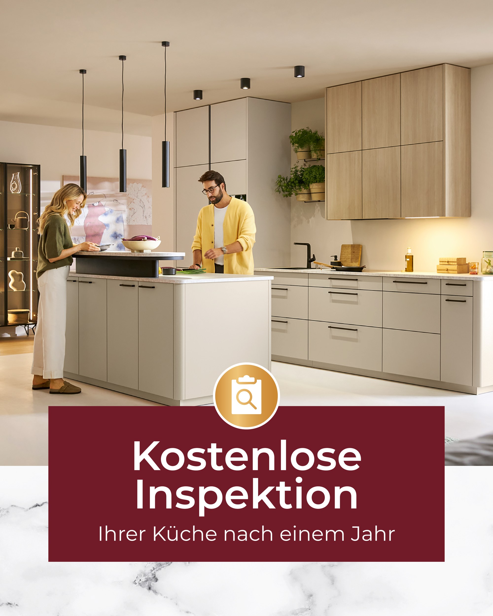 Moderne beige Küche mit Kochinsel und Pendelleuchten – Hinweis auf kostenlose Inspektion der Küche nach einem Jahr