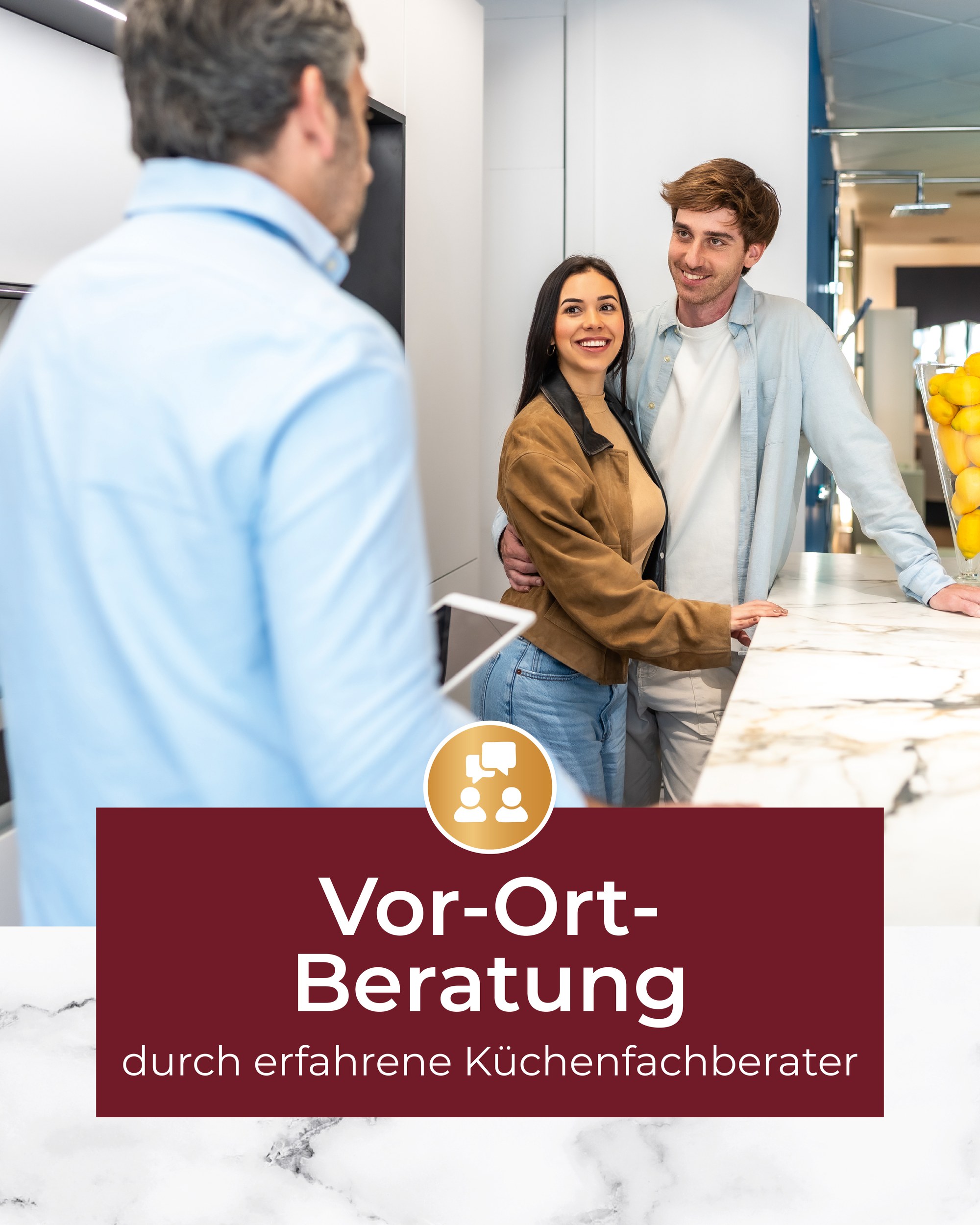 Moderne Küche mit Kochinsel – Hinweis auf Vor-Ort-Beratung durch erfahrene Küchenfachberater