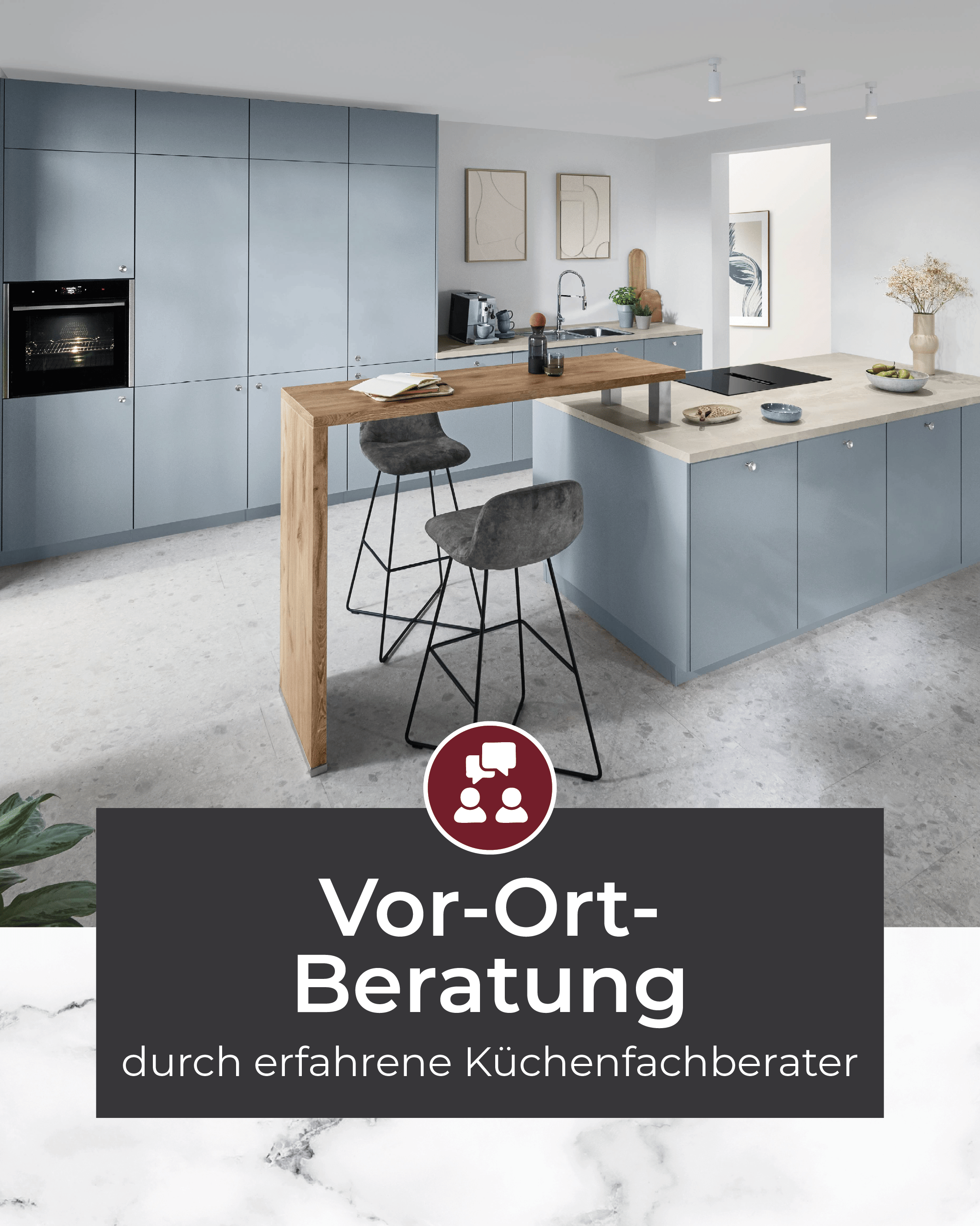 Moderne offene Küche in hellblau mit Kochinsel, Barbereich und zwei Barhockern – Hinweis auf Vor-Ort-Beratung durch erfahrene Küchenfachberater