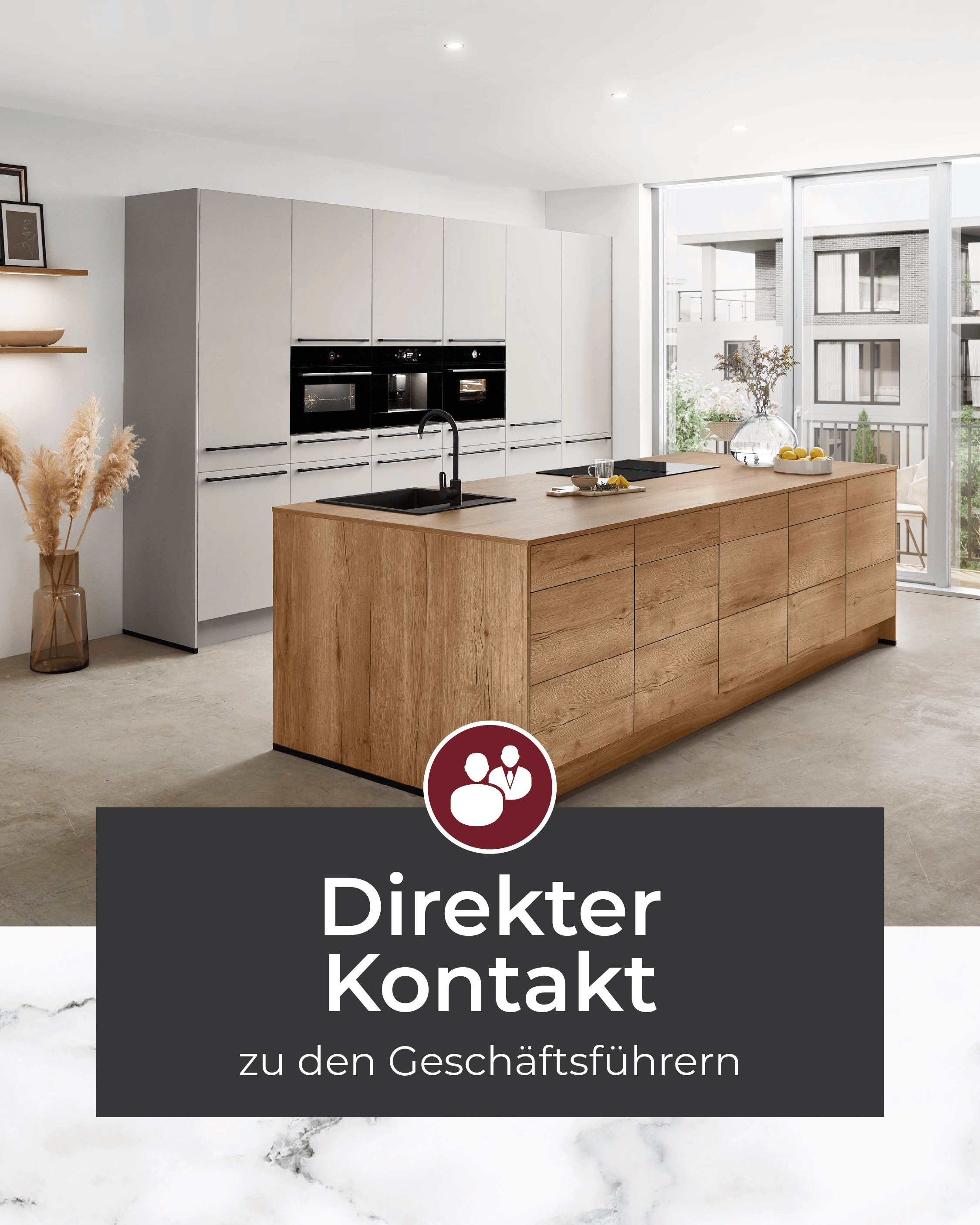 Helle Designküche mit großer Holzinsel, hohen Schränken und Blick nach draußen – Hinweis auf direkten Kontakt zu den Geschäftsführern beim Küchenkauf