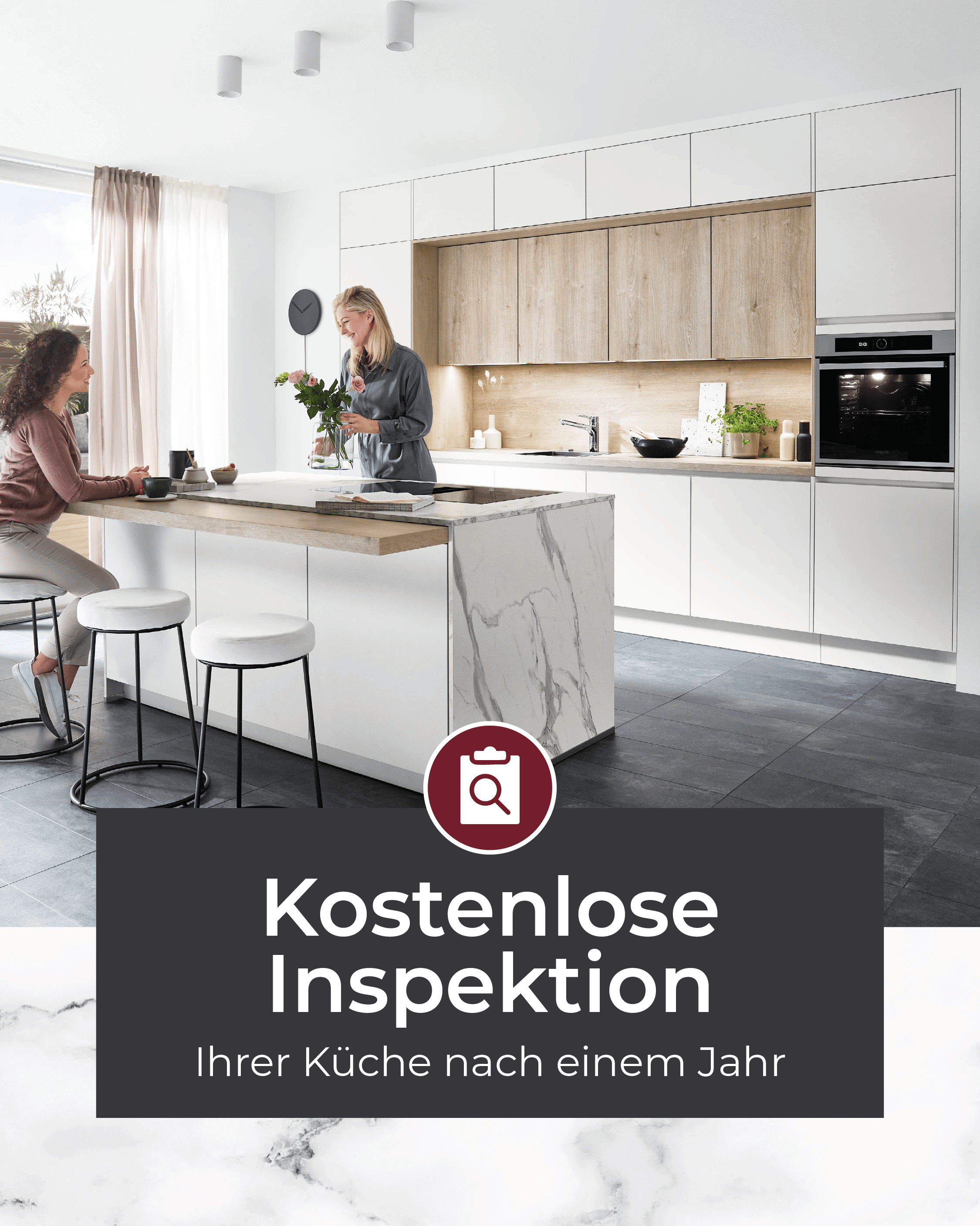 Helle moderne Küche in Weiß mit Kücheninsel und zwei Frauen beim Gespräch – Hinweis auf kostenlose Inspektion der Küche nach einem Jahr