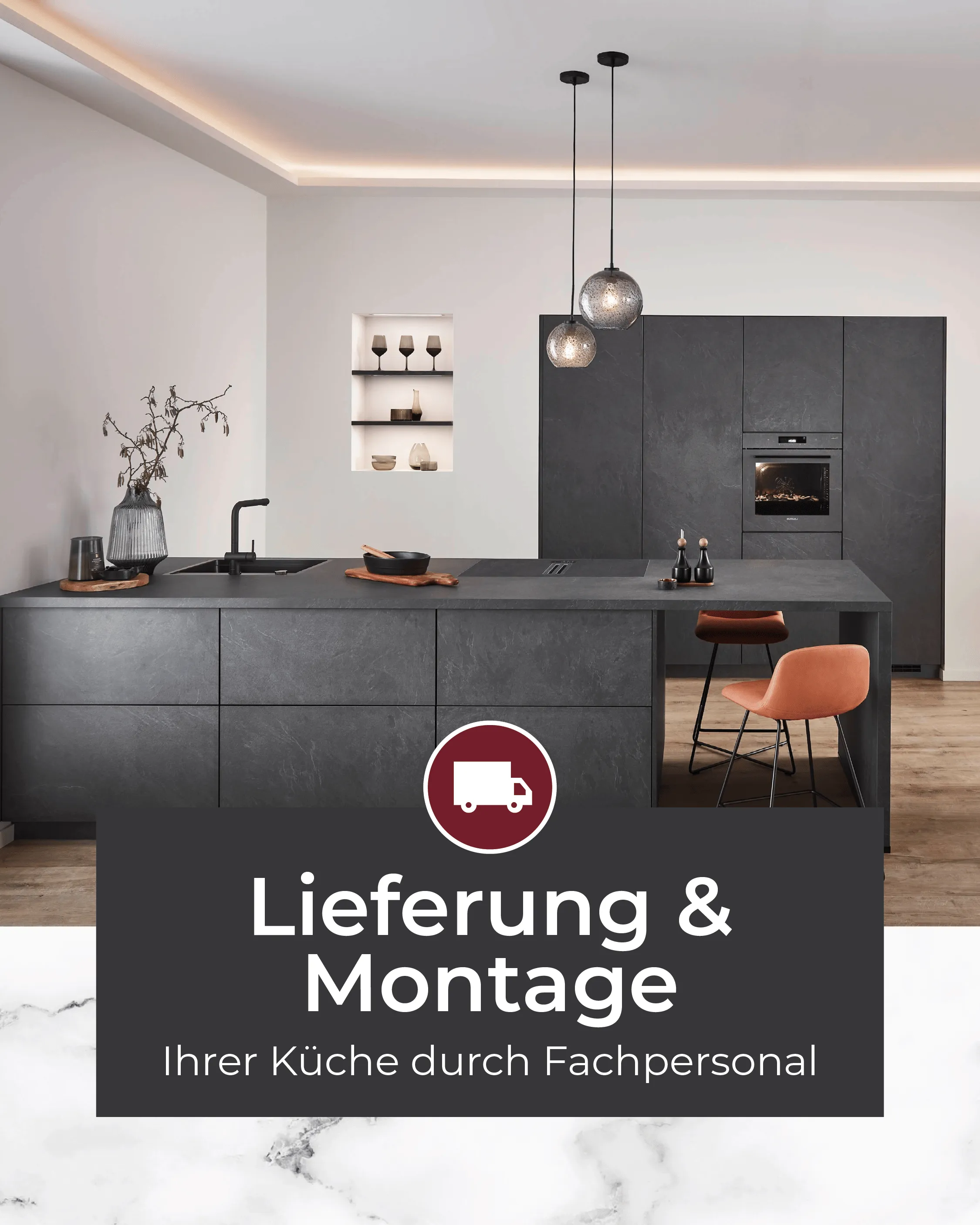 Elegante dunkle Küche mit Kochinsel, Pendelleuchten und orangefarbenem Stuhl – Hinweis auf Lieferung und Montage durch Fachpersonal