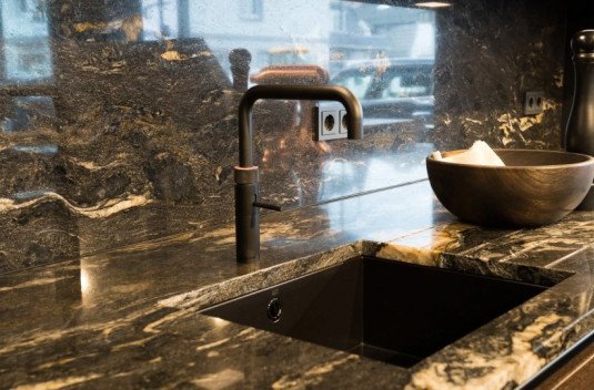 natursteinarbeitsplatte mit unterbau waschbecken wiebe naturstein keramik kuechenmodernisierung